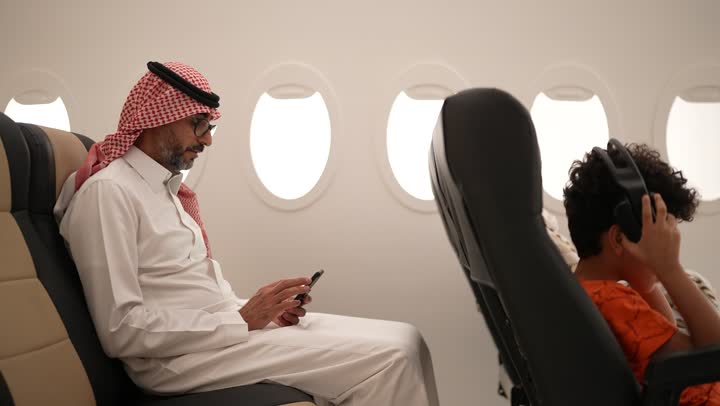 كيف يعرف المصلي أوقات الصلاة وهو في الطائرة